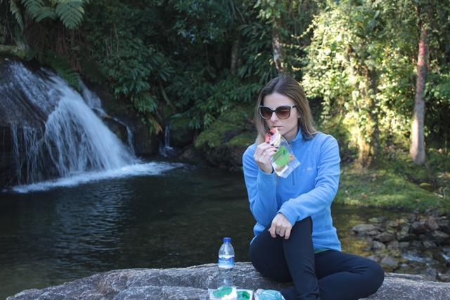 Camila repondo as energias com os snacks da Ponto Natural Copacabana