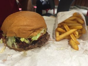 Cheeseburguer completo e porção de fritas! 