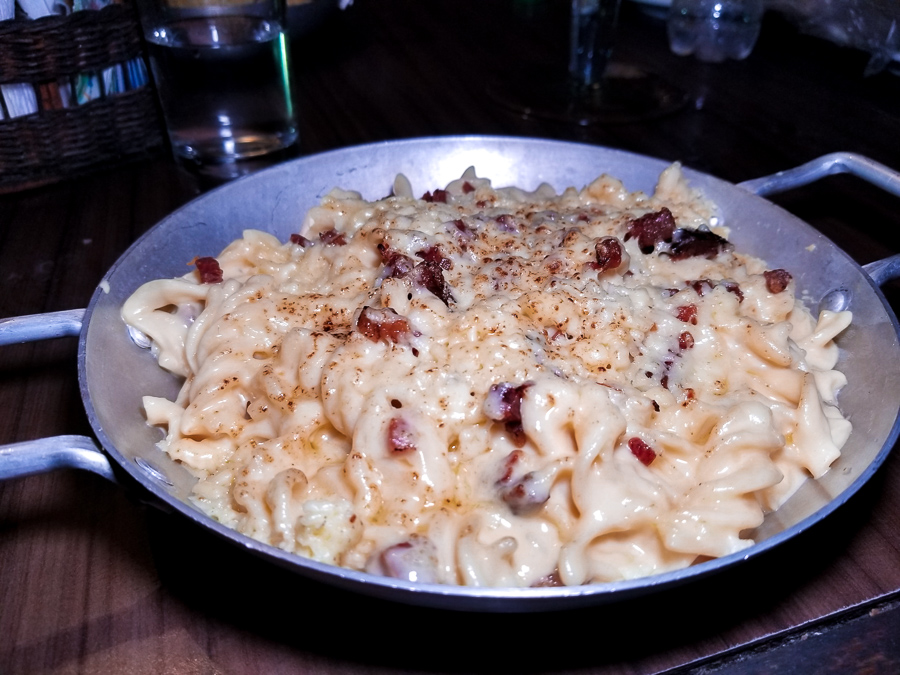 Seguindo o passeio gastronômico, experimentamos o Mac and Cheese do chef Pedro Machado (seu preferido!). Outro prato típico americano, feito com massa curta, bacon, ragú de linguiça e muito queijo. Sai por R$39,00 e é bem servido. Muito bom!